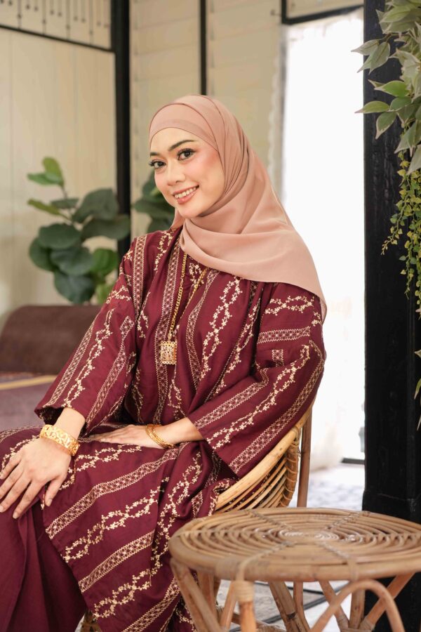RANIA MAROON